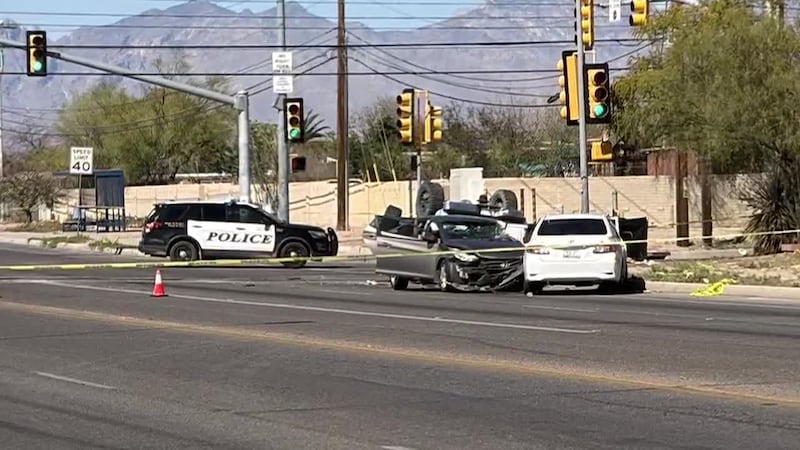 Deadly crash shuts down Tucson intersection